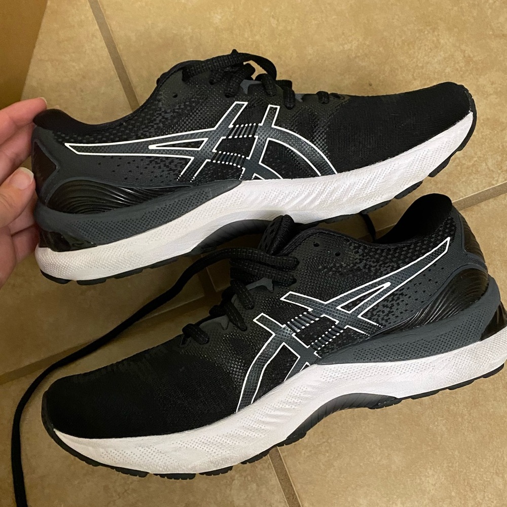 ASICS tennis shoe gel nimbus size 9